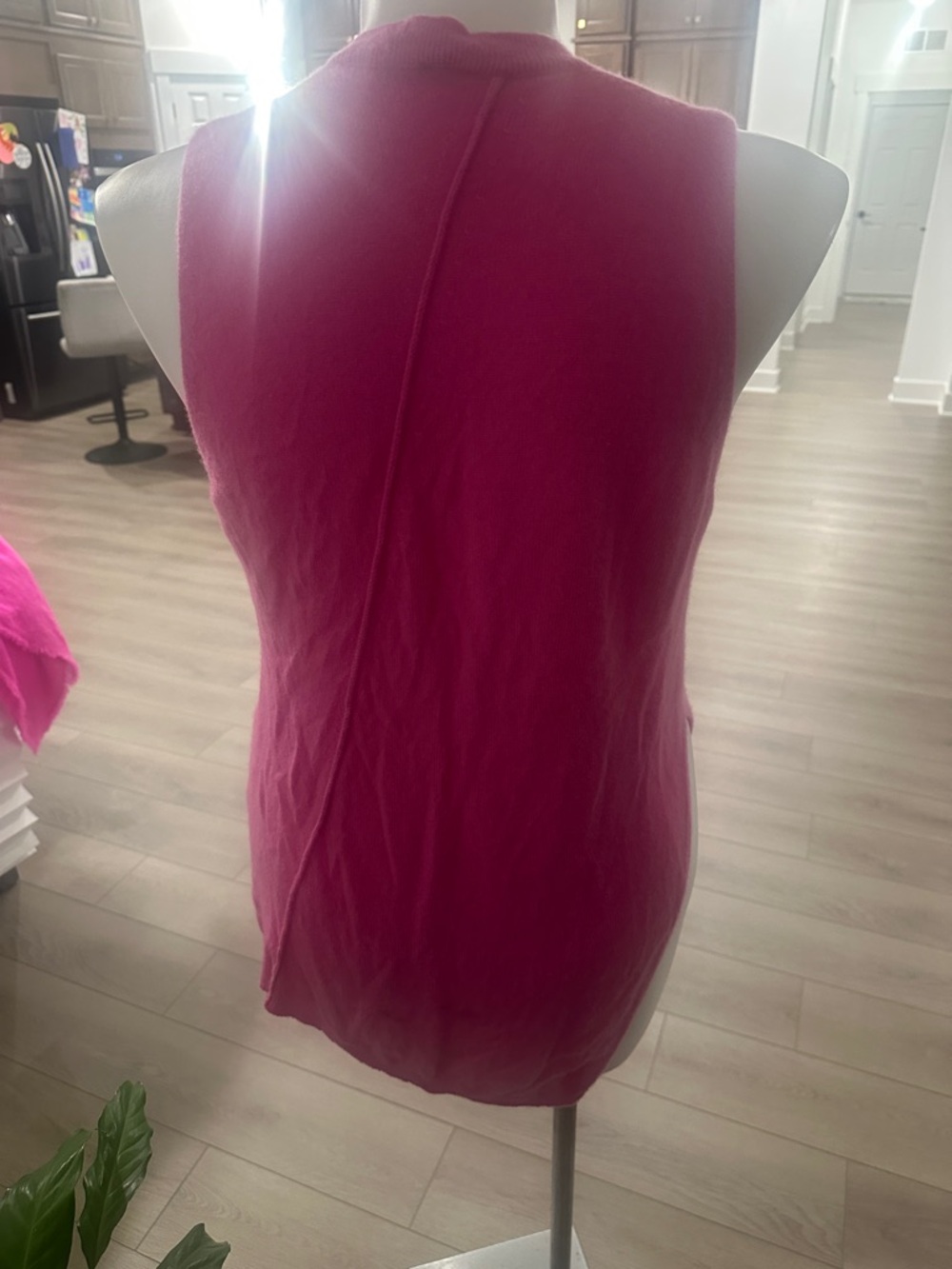 NoName Brand 100% cashmere pink v-neck vest with angled hem side‎ slits size L - Picture 3 of 6